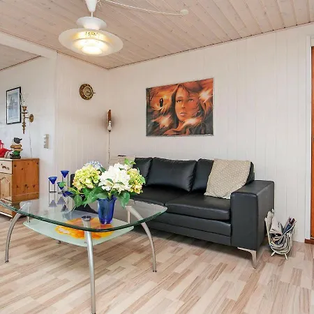 Homely Holiday Home In Hals With Terrace 度假居